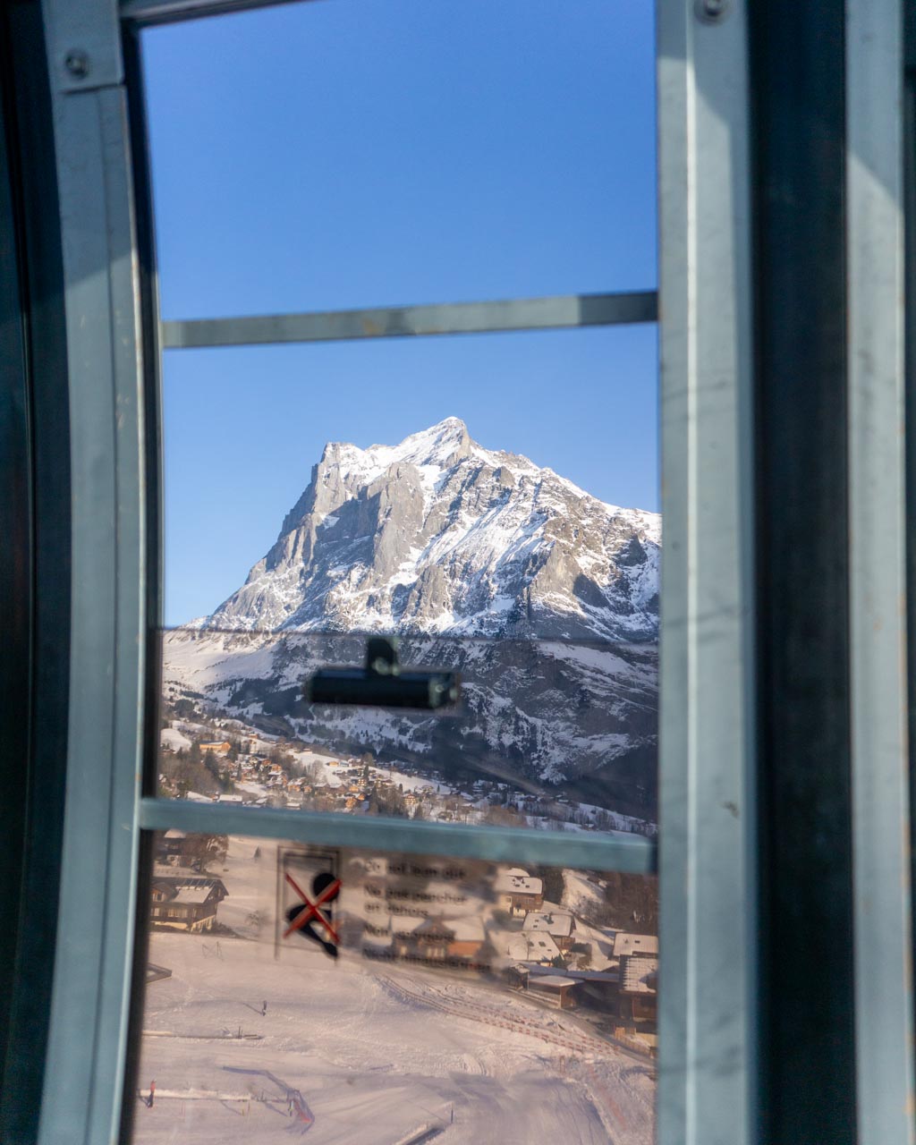 A gondola over the snowy mountains of Grindelwald